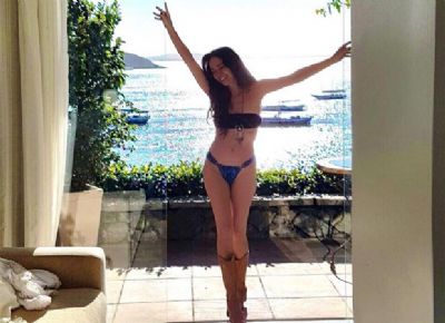 Claudia Ohana mostra corp�o de biqu�ni e Antonelli elogia: 