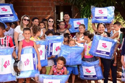 Moradores de bairros carentes de Cuiab� recebem cobertores