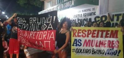 Mulheres fazem protesto contra presen�a do goleiro Bruno no Oper�rio