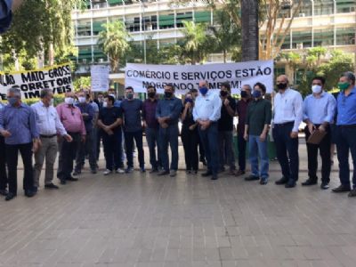 Empres�rios se manifestam na porta da Prefeitura de Cuiab� contra novo decreto