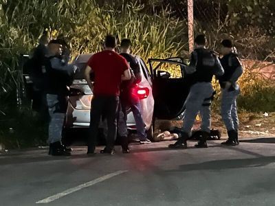 Bandidos roubam carro e dois morrem e confronto com a pol�cia