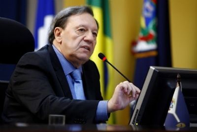 ​Emanuel ignora Leds gratuitas para fazer licita��o de R$ 92 milh�es