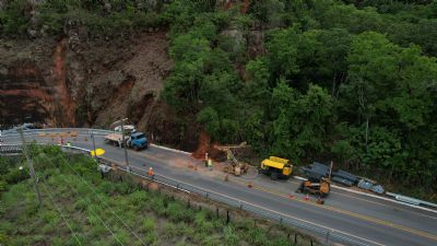 ​Sinfra inicia trabalho para implanta��o de telas de conten��o na regi�o do Port�o do Inferno