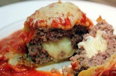 Polpetone assado ao molho com recheio de queijo