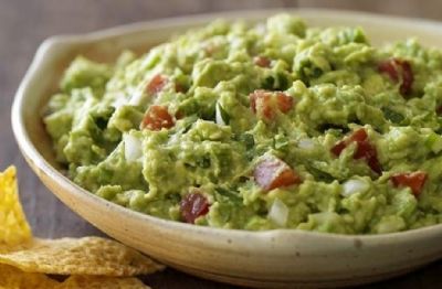 Aprenda a fazer guacamole, acompanhamento perfeito para comida mexicana