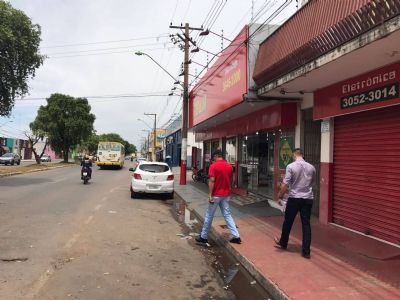 Coronel Evandro Lesco � visto fazendo compras em farm�cia no CPA