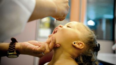 Vacina��o de crian�as despenca na pandemia e volta �s aulas preocupa