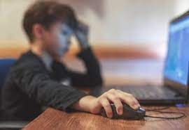 ​Projeto pro�be redes sociais para menores de 12 anos