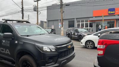 Criminosos quebram parede e invadem ag�ncia do Ita�