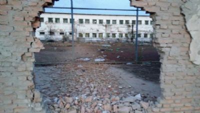 Criminosos explodem muro de pres�dio e 26 detentos fogem