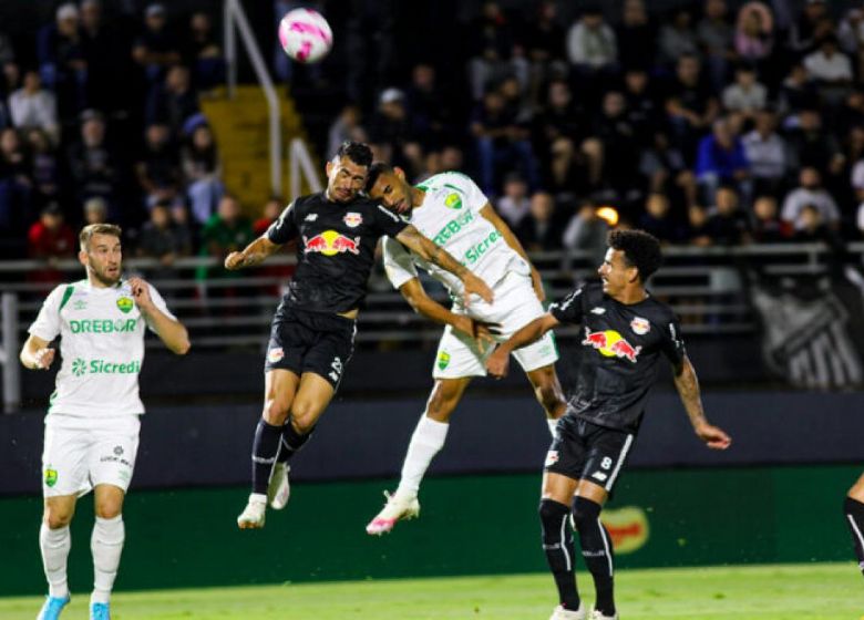 Cuiab� leva virada do Bragantino e se complica na zona de rebaixamento