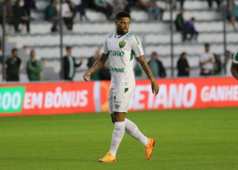 Por motivos disciplinares, Cuiab� rompe contrato com atacante Andr� Felipe