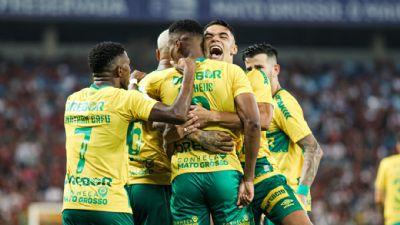 ​Cuiab� goleia o Athletico-PR na Arena Pantanal