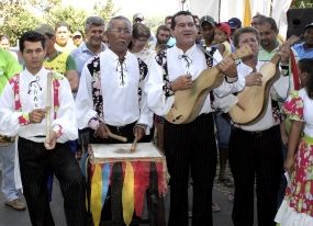 Festa dos 300 Anos da Comunidade de S�o Gon�alo Beira Rio prossegue com reza e levantamento do mastro