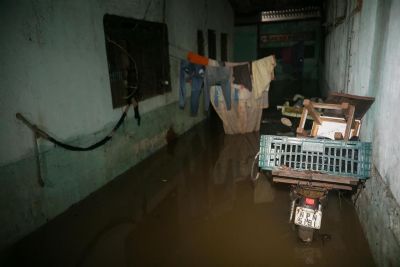 Ap�s temporal em Cuiab�, Defesa Civil avaliar tirar fam�lias das �reas de risco