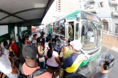 Homem ataca haitianos em ofensas racistas em �nibus de Cuiab�