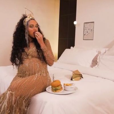 Gr�vida, D�bora Nascimento devora hamb�rguer e batata frita