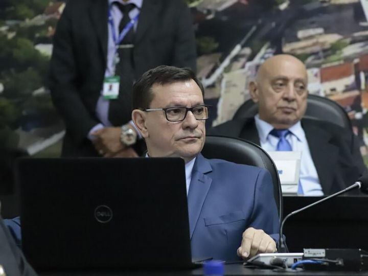 Cr�tico ferrenho dos colegas faltosos, vereador � detonado ap�s atraso