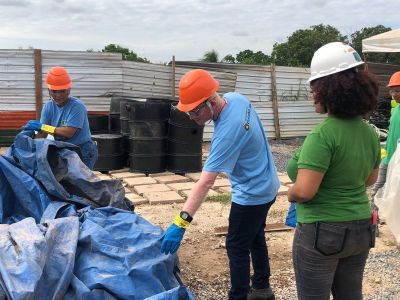 ​Centro de Zoonoses leva orienta��o contra dengue a canteiros de obras