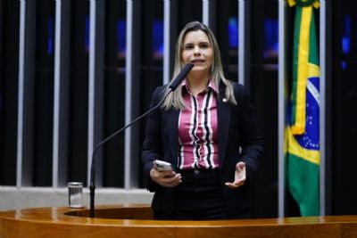 Projeto exige idade m�nima de 16 anos para celebra��o de uni�o est�vel