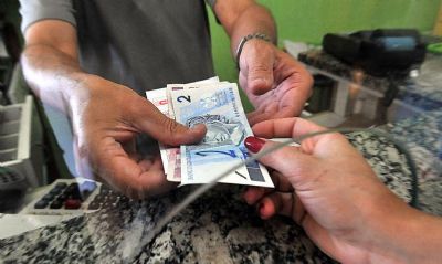 Inadimpl�ncia, queda de renda e infla��o amea�am a economia