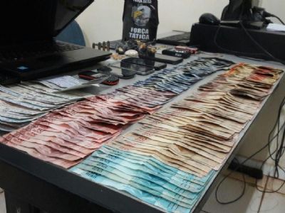 PM prende tr�s por tr�fico de droga e apreende mais de R$ 30 mil