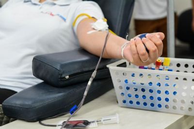 Hemocentro usa �nibus para receber doa��es de sangue no Centro de Cuiab�