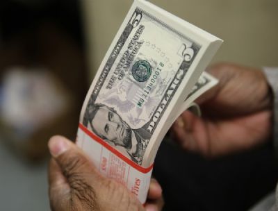 D�lar bate R$ 5 pela 1� vez