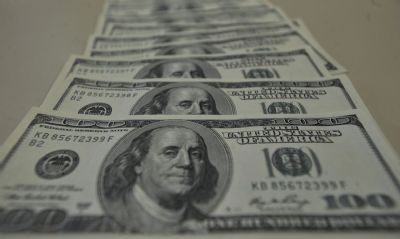 D�lar encosta em R$ 4,60 e volta a bater recorde em dia tenso