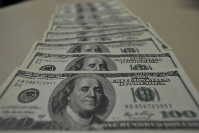 D�lar passa de R$ 4,28 e fecha no maior n�vel desde cria��o do real