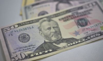 D�lar sobe para R$ 5,24 e fecha no maior valor em nove dias