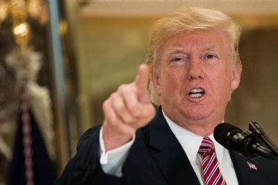 Republicanos prop�em lei de imigra��o com o apoio de Trump