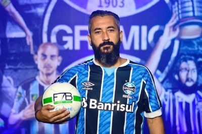Gr�mio anuncia a contrata��o de Douglas para o time de futebol 7