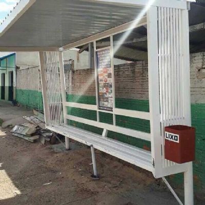 Moradores fazem vaquinha e constroem ponto de �nibus coberto em Cuiab�