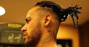 Neymar inova no cabelo e posta nas redes sociais