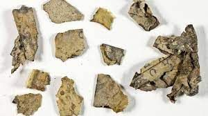Arque�logos israelitas encontram fragmentos de texto b�blico em caverna