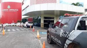 Com medida protetiva, mulher � agredida pelo ex-namorado no estacionamento da ALMT e tem carro roubado