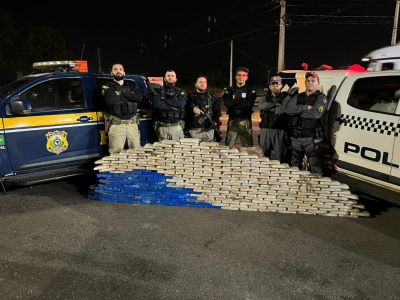 ​PRF e PM apreendem 265 quilos de coca�na e pasta base