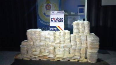 Motorista abandona carreta ap�s abordagem e PM encontra 420 tabletes de coca�na