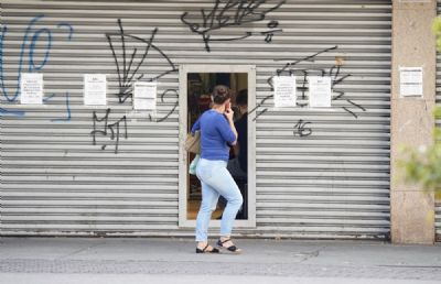 Quatro em cada dez empresas que paralisaram atividades o fizeram por conta da pandemia