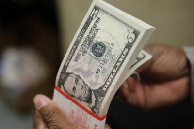 D�lar cai abaixo de R$3,85 com al�vio sobre juros nos EUA