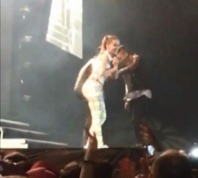 Anitta interrompe show para f� pedir o namorado em casamento
