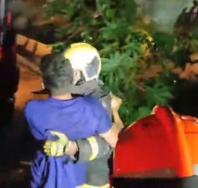 Bombeiros impedem jovem de se jogar nas chamas de inc�ndio em funilaria