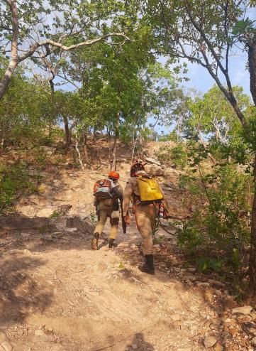 Bombeiros iniciam combate ao inc�ndio no Morro de Santo Ant�nio