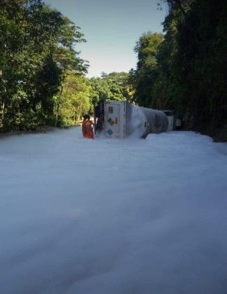 Carreta com oxig�nio tomba e 16 mil pacientes perdem suprimento