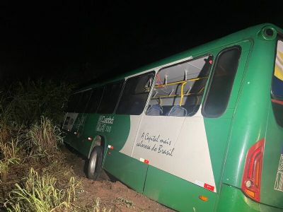 Motorista perde controle e �nibus tomba na estrada da Guia