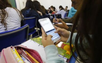 AL aprova proibi��o de celulares em escolas de MT