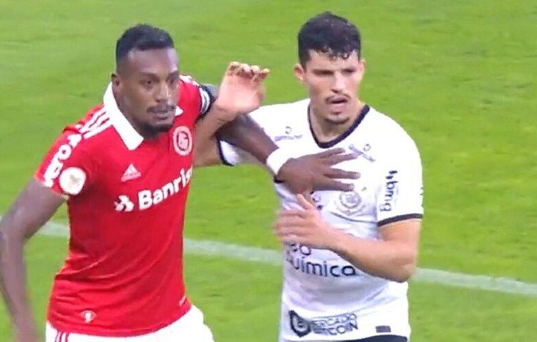 Jogador do Corinthians vira r�u por acusa��o de inj�ria racial contra Edenilson
