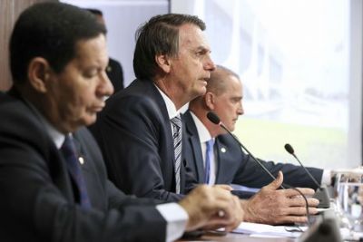 ​Bolsonaro prop�e idade m�nima de 62 anos para homem e 57 para mulher