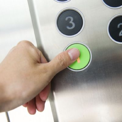 Condom�nio indenizar� mulher que teve parte do dedo amputado em elevador